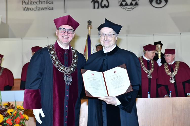 Jerzy Rozenblit, pictured right, holding Wrocław University of Science and Technology award